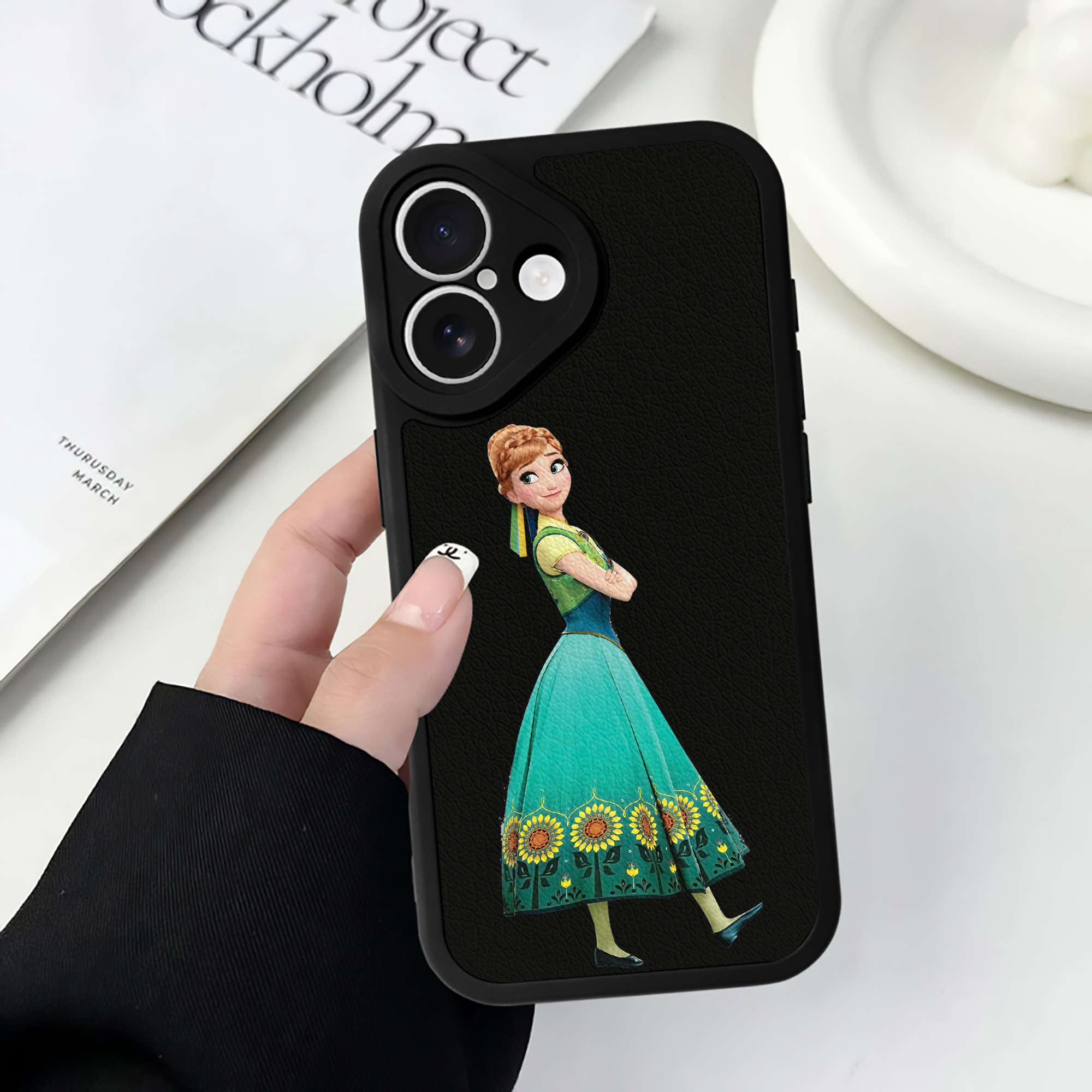 （画像用） アナと雪の女王 アンナ エルサ Frozen Anna Elsa 【iPhone 16シリーズ対応】シリコンスマホケース（レザー調） 材質：シリコン
